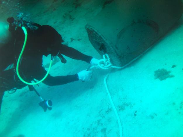 浮球於海底沙地設置沉底裝置之水下作業情形