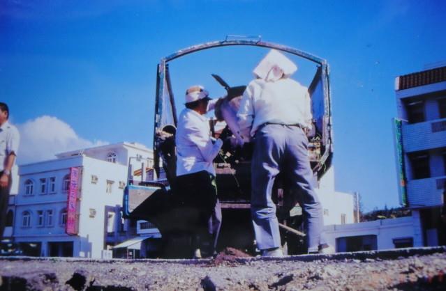 本處垃圾車協助清運社區之垃圾-1(1997)