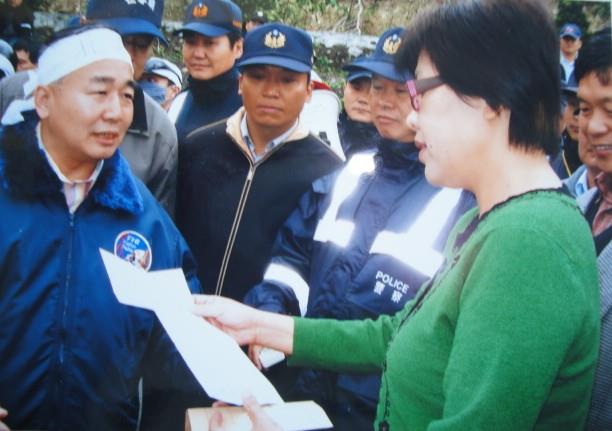 施錦芳處長接受社區協會理事長張鴻章抗議書(2009)