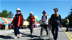 參加玉山首登的登山隊伍，在眾人的祝福聲中啟程出發