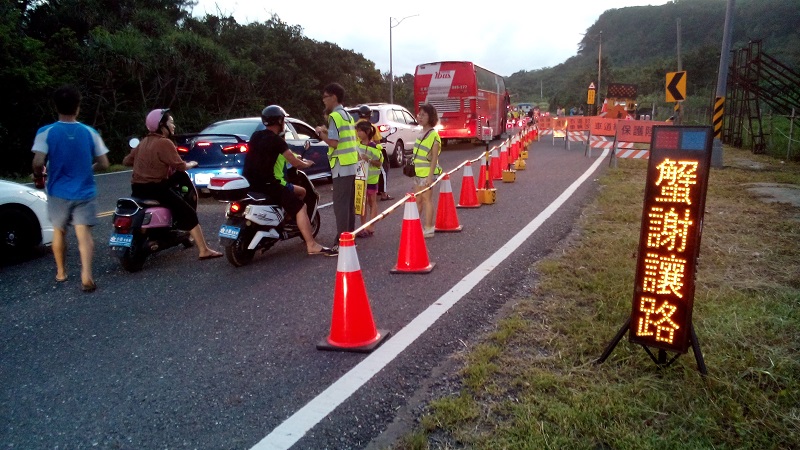  Kenting National Park Headquarters Thanks You for Slowing Down and Yielding to Land Crabs During Breeding Season