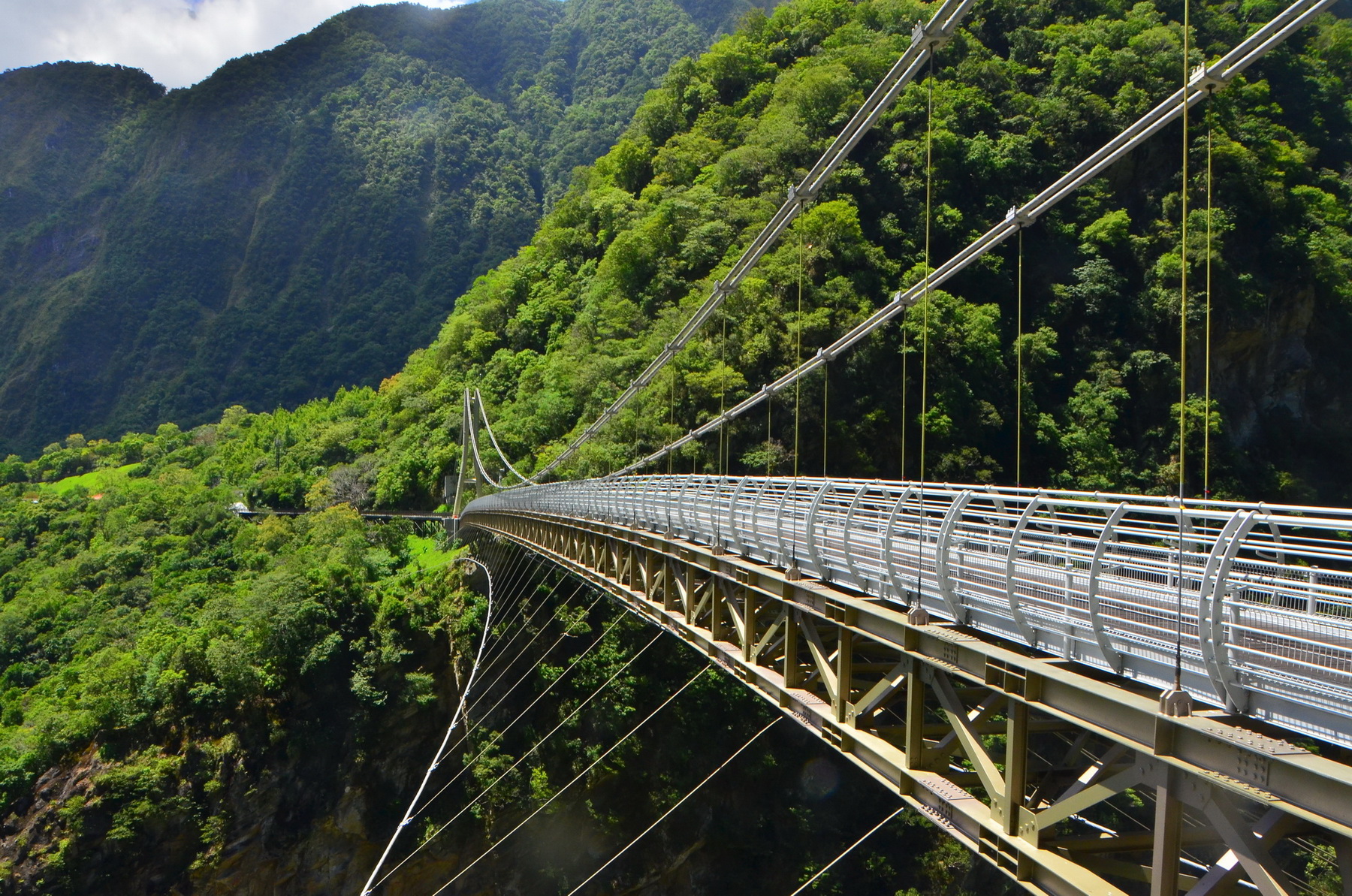 布洛灣山月吊橋