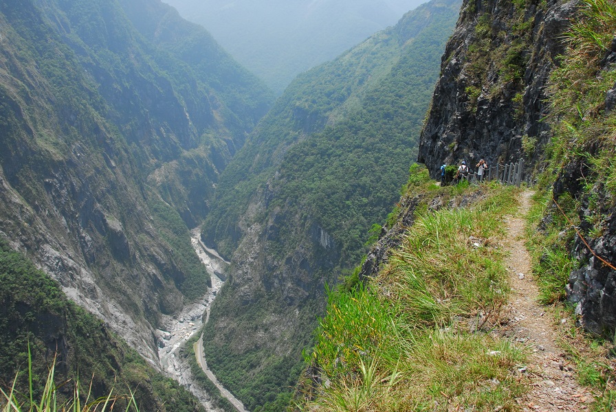 Những hẻm núi và địa hình núi cao của Thái Lỗ Các hình thành nên rào cản tự nhiên. Vì vậy, có rất nhiều thực vật phải sinh trưởng trong những khu vực nhỏ hẹp.