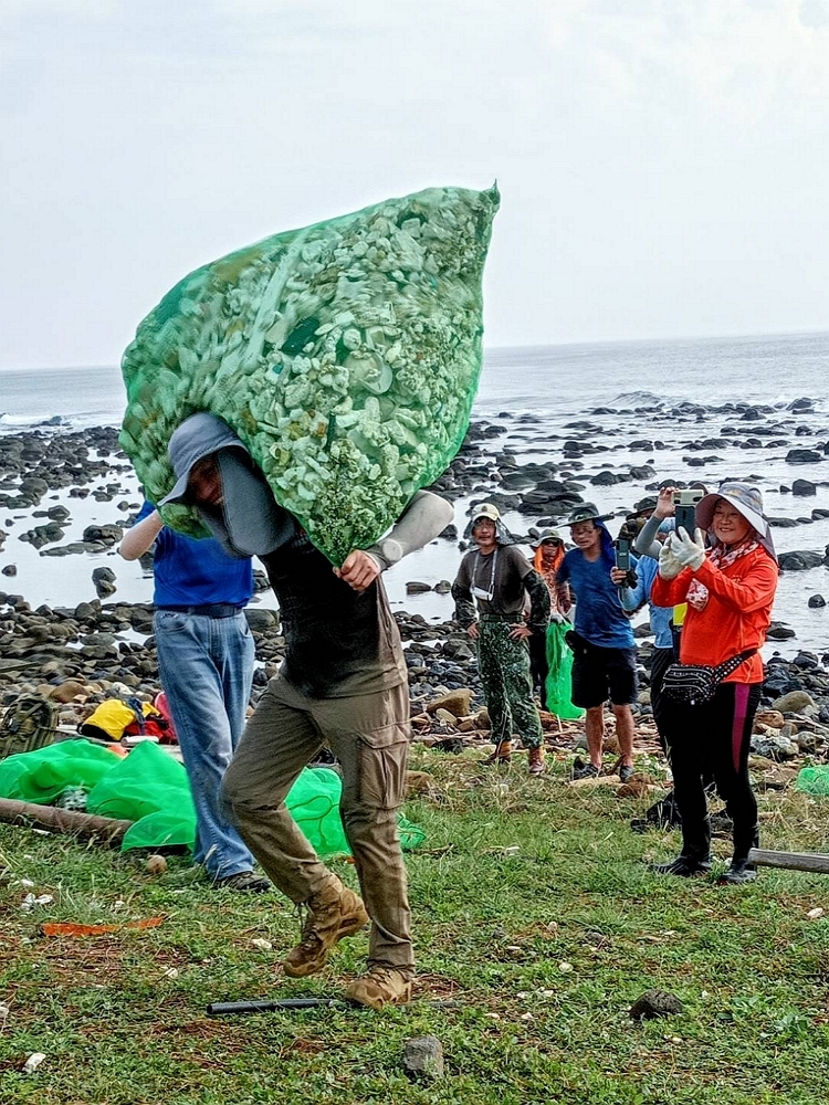 大坪海岸海漂垃圾搬運/海管處提供