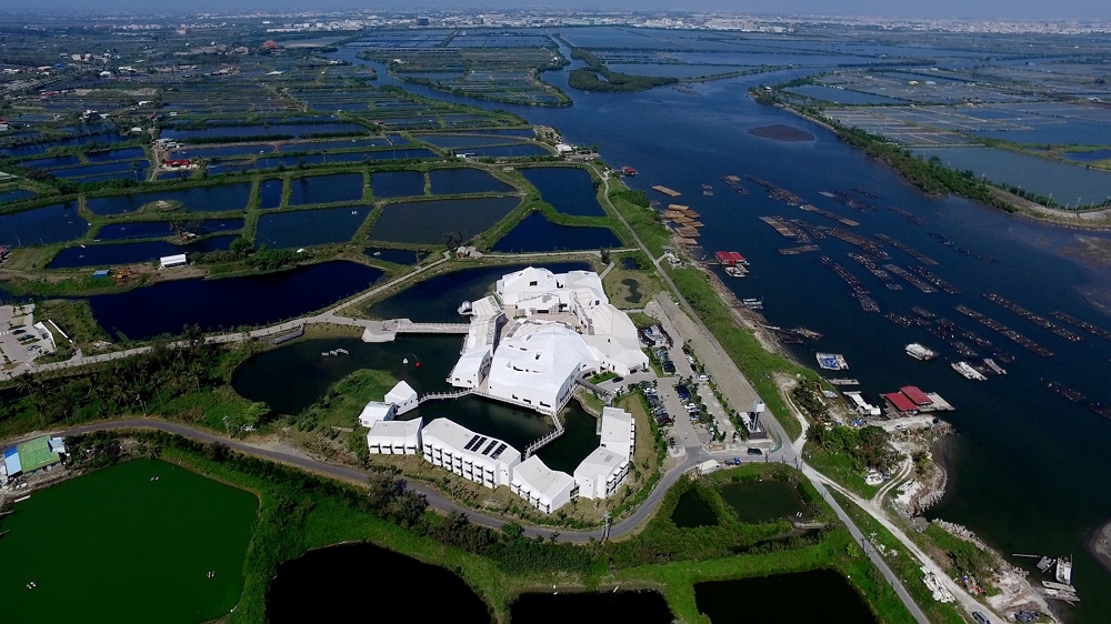 位於河海交界濕地的台江國家公園管理處及遊客中心空拍圖/台管處提供