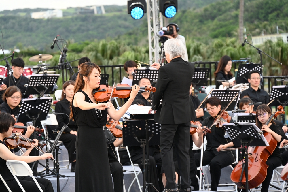 小提琴家陳依萱的演奏精緻，以多變廣泛的曲目及近距離的聆賞樂趣廣為樂迷喜愛