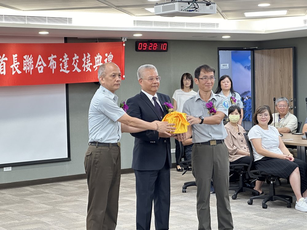 太魯閣國家公園管理處處長布達典禮，新任處長劉守禮(右)