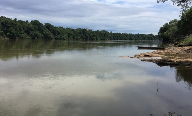 哥倫比亞的阿帕波里斯河（Río Apaporis），位於亞伊戈赫阿帕波里斯原住民保留地及國家自然公園（Yaigojé Apaporis Indigenous Reserve and Natural National Park），其面積達10,565平方公尺，範圍與包含7個原住民族的保留地（resguardo）重疊。該保留地在原住民要求下建立，以、保護原住民族的聖地及集體治理和管理的公有地，避免其遭受工業採礦及其他威脅的侵擾。為確保「保護區」尊重原住民的宇宙觀、價值觀和慣習，如今各方已達成協議，並約定以分享治理的模式治理（方框5.3）。阿帕波里斯河—亞伊戈赫阿帕波里斯原住民保留地，Jucatili25提供，2018，維基共享資源 CC BY-SA 4.0