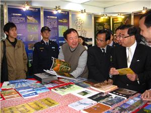 營建署長葉世文向大家介紹國家公園刊物