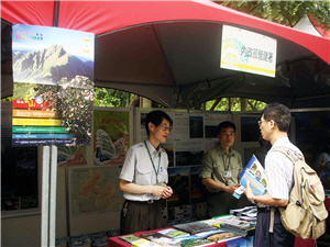 解說員詳盡地為民眾介紹臺灣國家公園