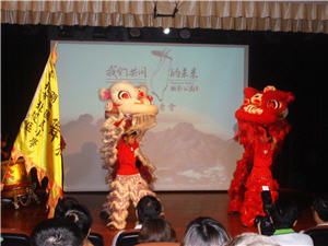 參與影片拍攝的湖田國小學生特地到場演出醒獅