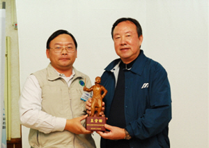 陽明山國家公園管理處王全田（左方），獲獎時與葉世文署長合照