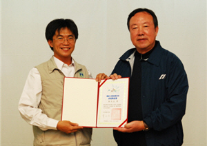 太魯閣國家公園管理處朱何宗（左方），獲獎時與葉世文署長合照