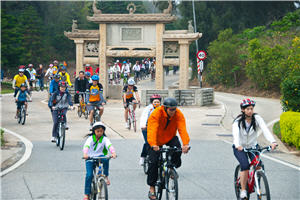 民眾馳騁在金門國家公園中