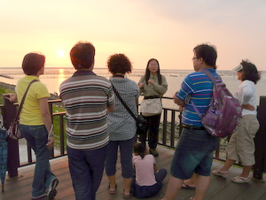 民眾觀賞潟湖夕陽之美。(圖片由台江國家公園管理處提供)