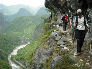 太魯閣最著名的錐麓古道，路途險峻卻美得令人屏息。 