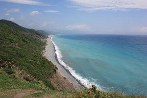 阿朗壹古道旁佈滿綿長的鵝卵石海岸