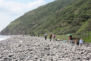 在阿朗壹古道山線的最高點，眺望東海岸的太平洋美景