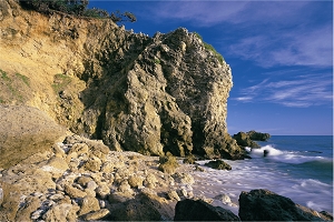 壽山海岸邊的珊瑚礁石灰岩地形，瑰麗壯觀(康村財攝)