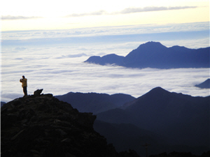 雲海上的登山客