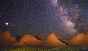 洛磯山的夜空，美麗的銀河系。