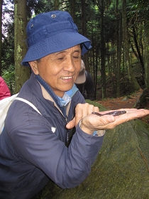 呂光洋教授與山椒魚(呂教授提供)