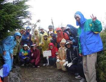 塔塔加的野孩子活動照片1：登前峰頂合影(玉管處提供)