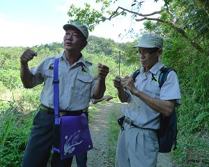 里德社區發展協會執行生態旅遊解說：右一為潘武張總 幹事(蔡儷彤攝)