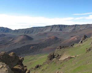 途經步道欣賞火山景觀地貌