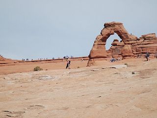 作為猶他州車牌圖案的精緻拱門(Delicate Arch)