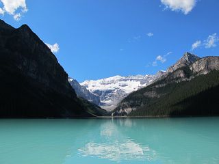  孔雀藍與翡翠綠的斑斕湖水