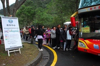 「遊園專車」是春節期間提供民眾搭乘遊覽太魯閣國家公園的免費措施