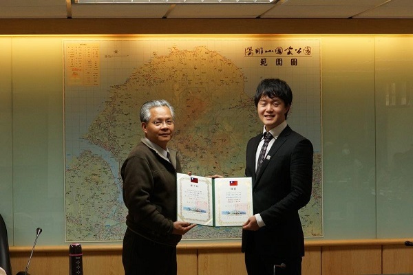 Director Chen awarded with internshipcertificate