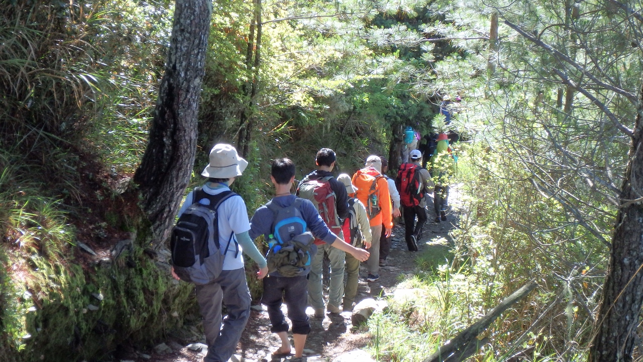 透過親近玉山的營隊活動 學習人文歷史及登山安全相關知識 (玉山國家公園管理處提供)