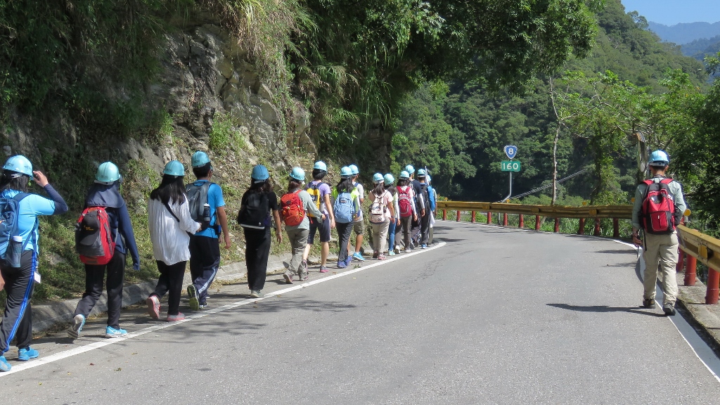 太管處Youth Camp以健行方式走過中橫  (太魯閣國家公園管理處提供)