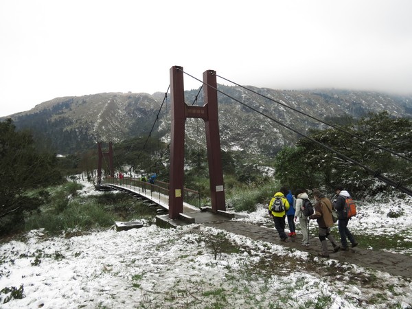 雪地裡衣著鮮豔，方能顯得開心有活力