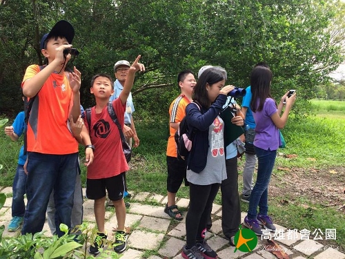 「認識飛羽朋友」讓孩子運用實地走踏方式學習 (高雄都會公園管理站提供)