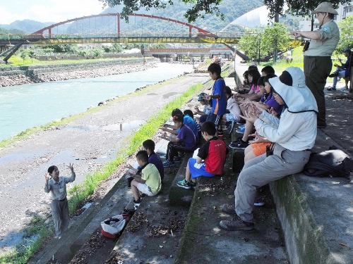 解說志工老師帶領大家進行手指瑜珈活動， 讓心沉靜下來  (國家公園電子報編輯小組提供)