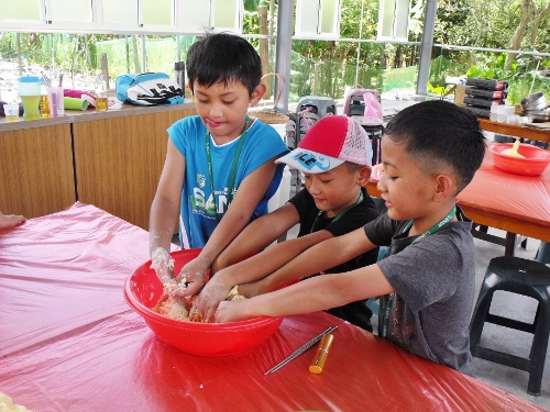 午餐的麵條從揉麵粉開始製作  (國家公園電子報編輯小組提供)