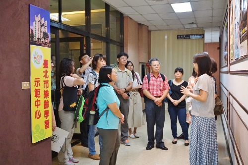 7月11日贈書交流座談會後 營建署同仁進行臺北市立圖書館總圖參觀導覽 (國家公園電子報編輯小組提供)