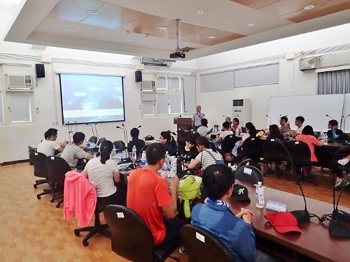 東沙管理站主任為學員進行東沙環礁國家公園簡介 (海洋國家公園管理處提供)