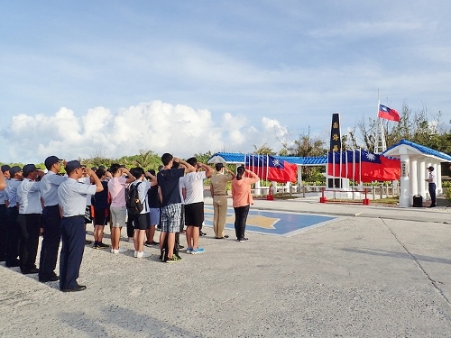 第3天早晨升旗典禮為難得的東沙巡禮營隊， 畫下完美句點 (海洋國家公園管理處提供)