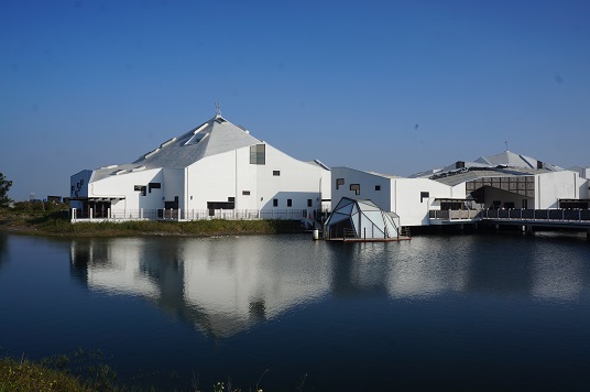 台江學園借鏡學習國外「高脚屋」建築， 避免破壞太多濕地生態。  (台江國家公園管理處提供)