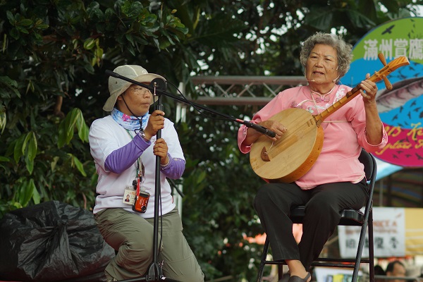 人間國寶民謠歌手張日貴阿嬤表演 (墾丁國家公園管理處提供)