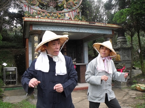 擎天崗土地公廟前又遇賣魚人 訴說日治時代後期走私魚貨的往事  (國家公園電子報編輯小組提供)