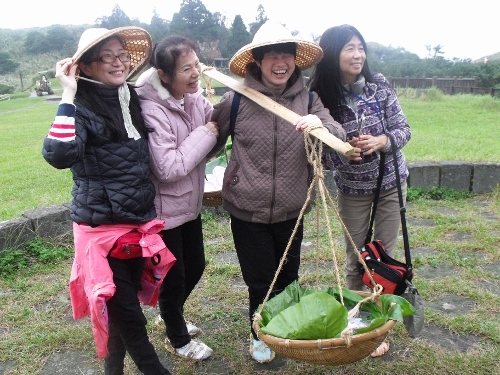 陽管處貼心準備試穿草鞋及挑扁擔的體驗， 親自感受先民討生活的辛苦滋味  (國家公園電子報編輯小組提供)