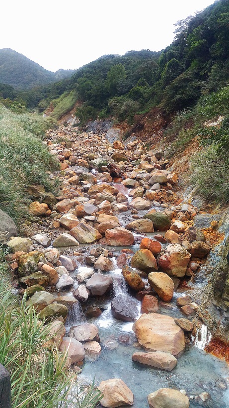 因硫磺成分變色的上磺溪 展示了魚路古道的地理環境重點 (國家公園電子報編輯小組提供)