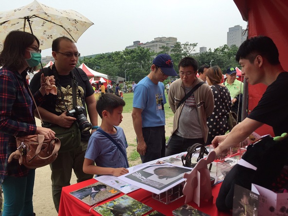 臺灣黑熊保育協會於大安森林公園 擺攤宣導黑熊保育理念 (黑熊保育協會提供)