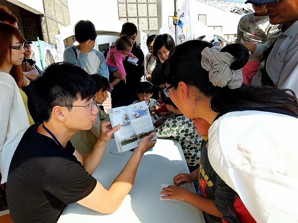 黑琵季閉幕活動，民眾進行闖關遊戲， 學習如何使用台江野鳥圖鑑《翎羽翔集》 (國家公園電子報編輯小組提供)