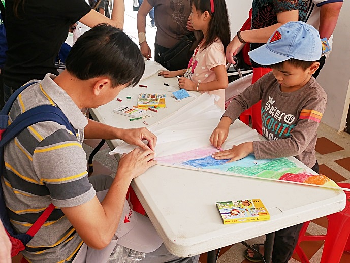 黑琵季閉幕活動，闖關成功可領取材料， 親子共同DIY彩繪風箏  (國家公園電子報編輯小組提供)